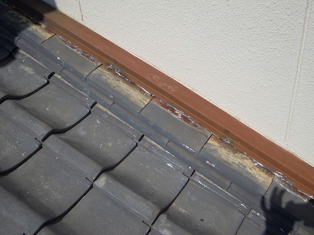 名古屋市守山区｜壁との取り合いの瓦から漏れていた。のし瓦の下の土がボロボロになっていました